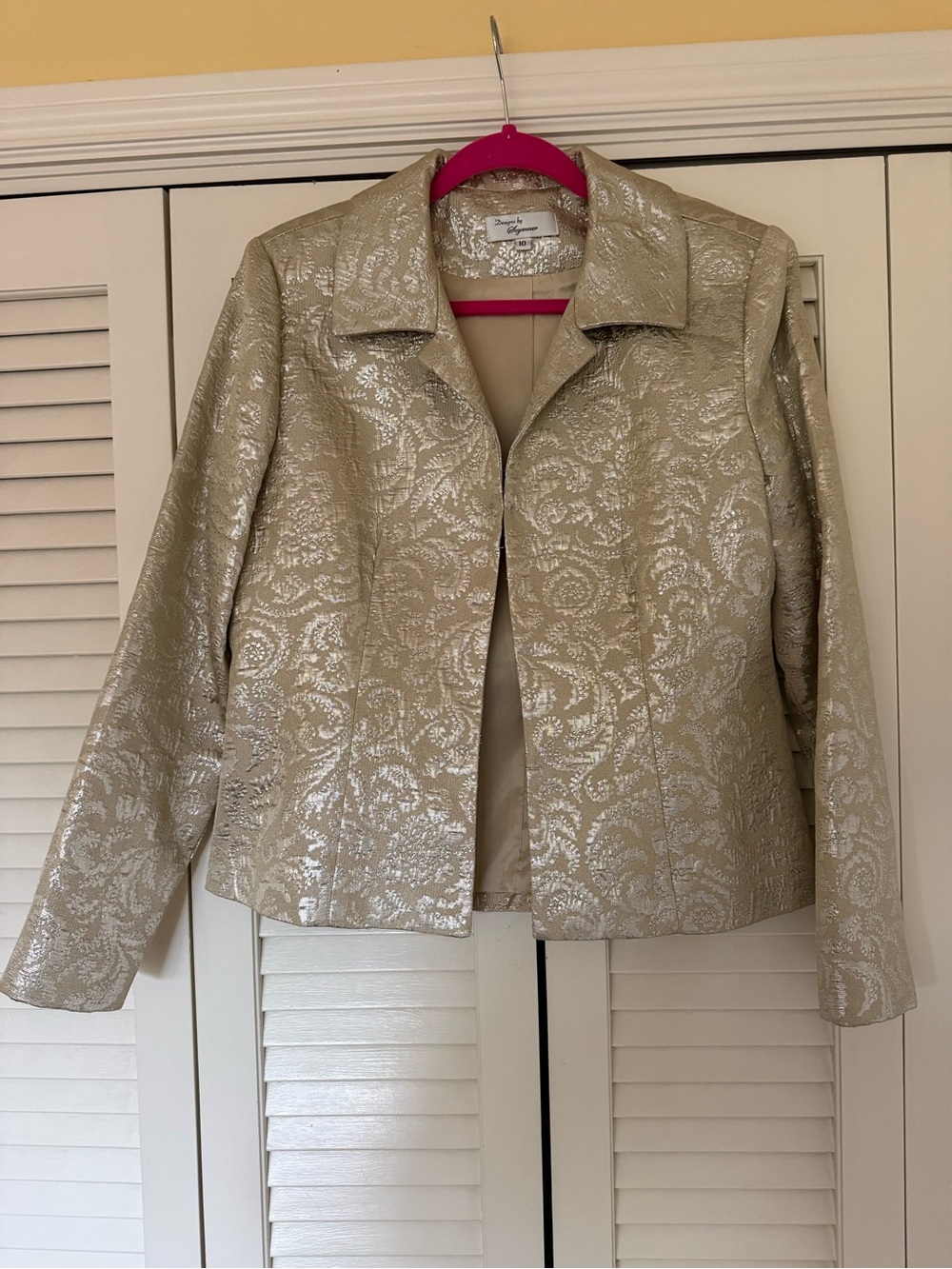 Elegant Cream Brocade Women's Jacket with Subtle Metallic Accents